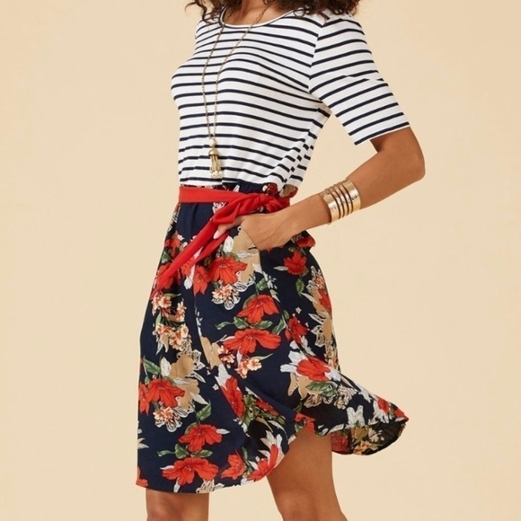 Suzanne Betro Dresses & Skirts - SUZANNE BETRO striped dark floral lightweight knit spring summer fall dress